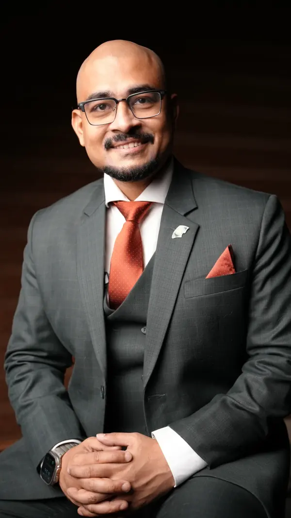 আগে: ধূসর স্যুট পরা আসল ছবি