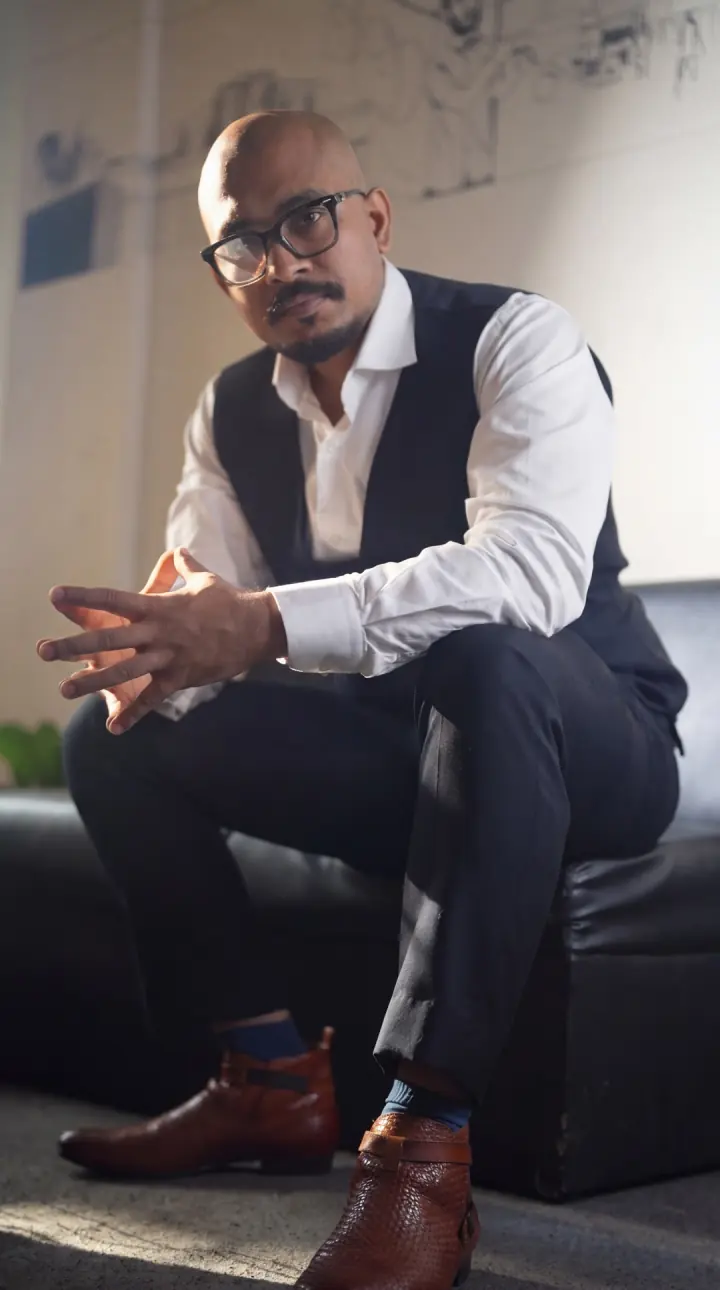 সোফায় বসা ছবি, আলো বদলে নতুন মুড